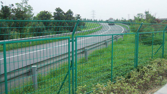 高速公路護(hù)欄網(wǎng)應(yīng)用案例